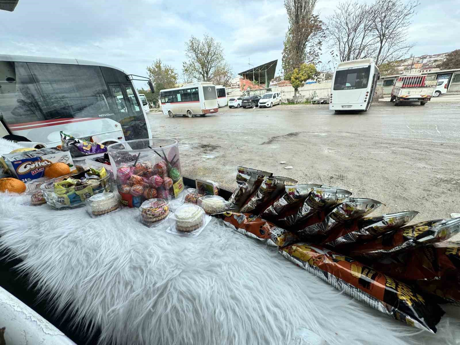 sofor minibuse binen yolcularina meyve ve sekerleme ikram ediyor 3 GR1Bt5at