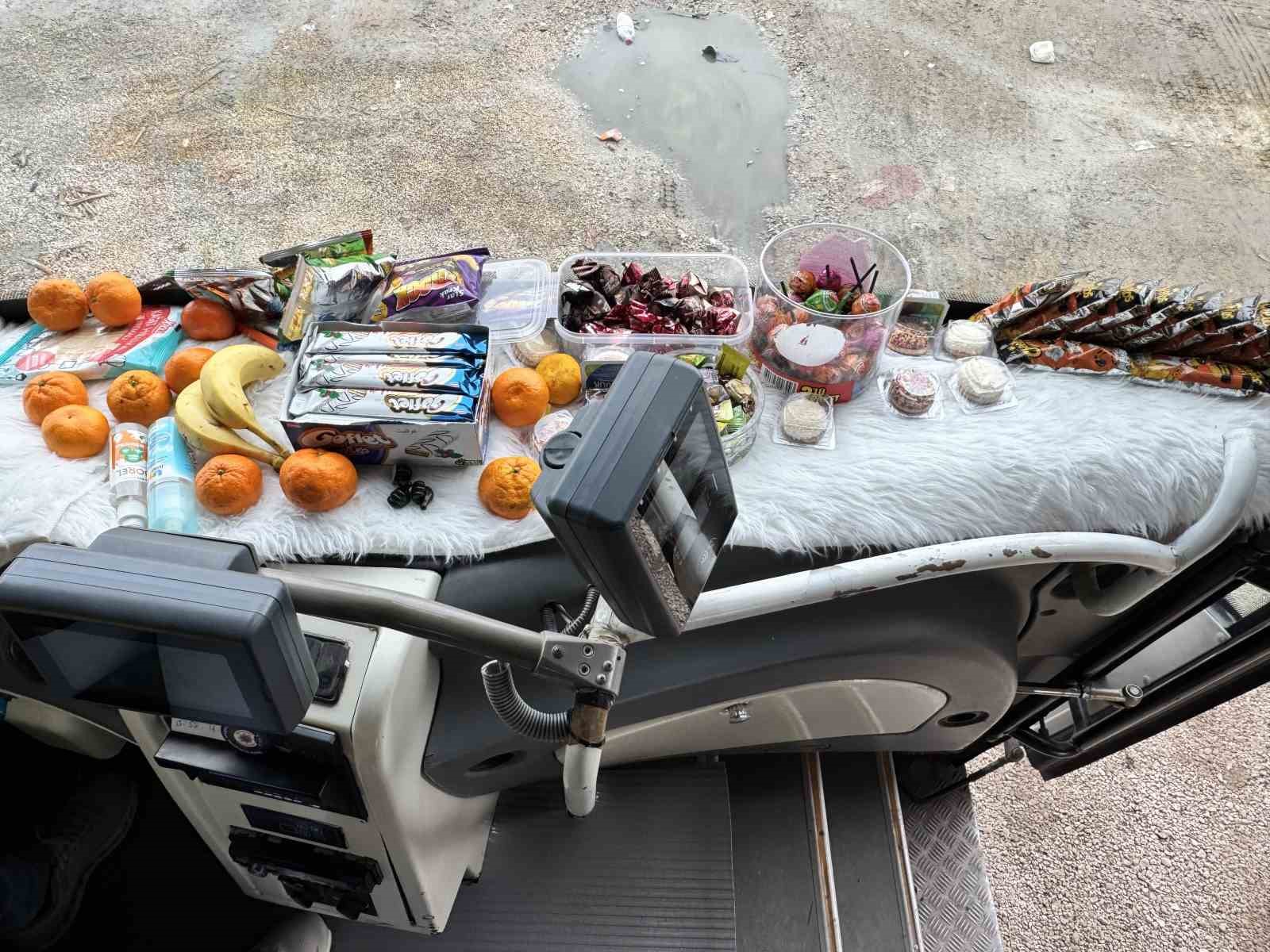 sofor minibuse binen yolcularina meyve ve sekerleme ikram ediyor 4 D1SlZBZ3
