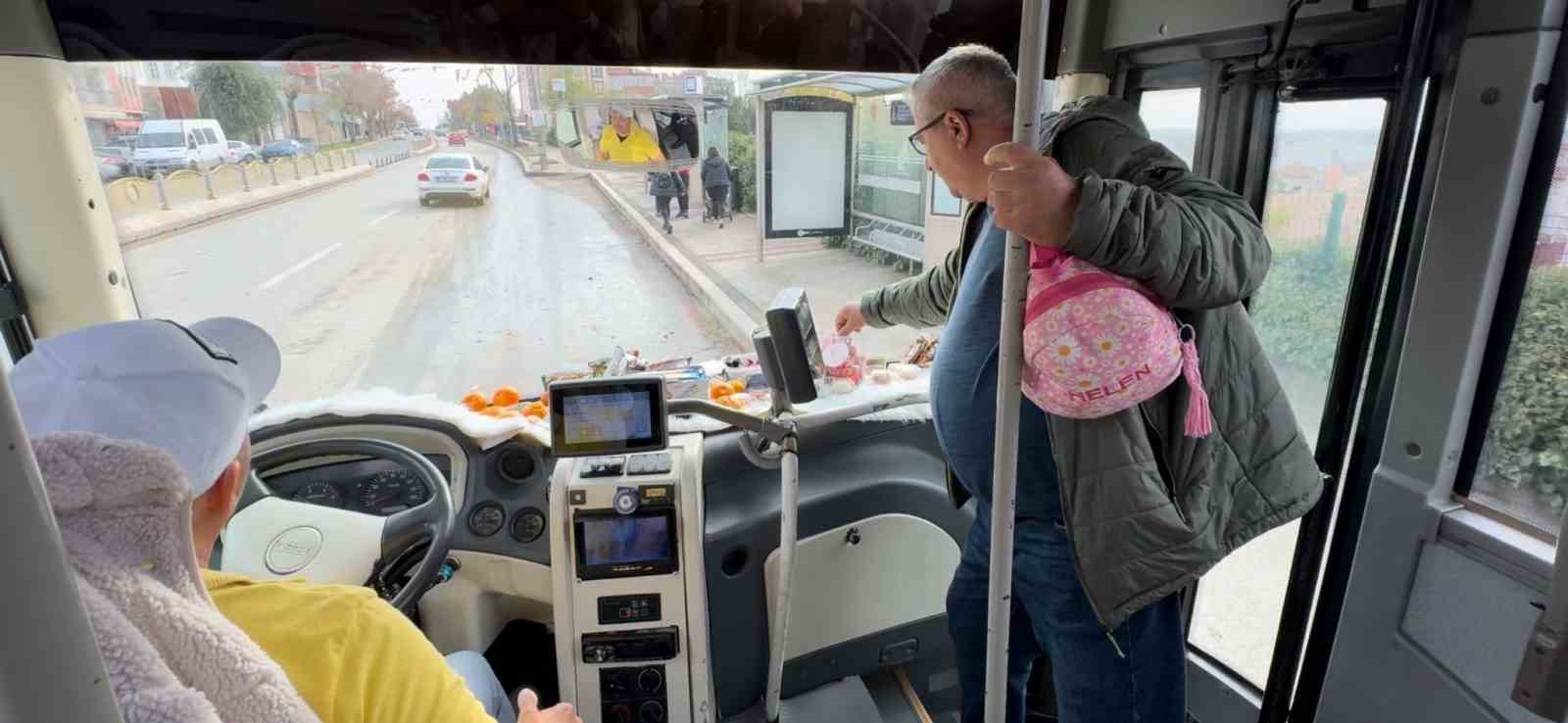 sofor minibuse binen yolcularina meyve ve sekerleme ikram ediyor 6 QyNOyQFi