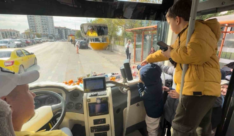 sofor-minibuse-binen-yolcularina-meyve-ve-sekerleme-ikram-ediyor-nMqLr7dI.jpg