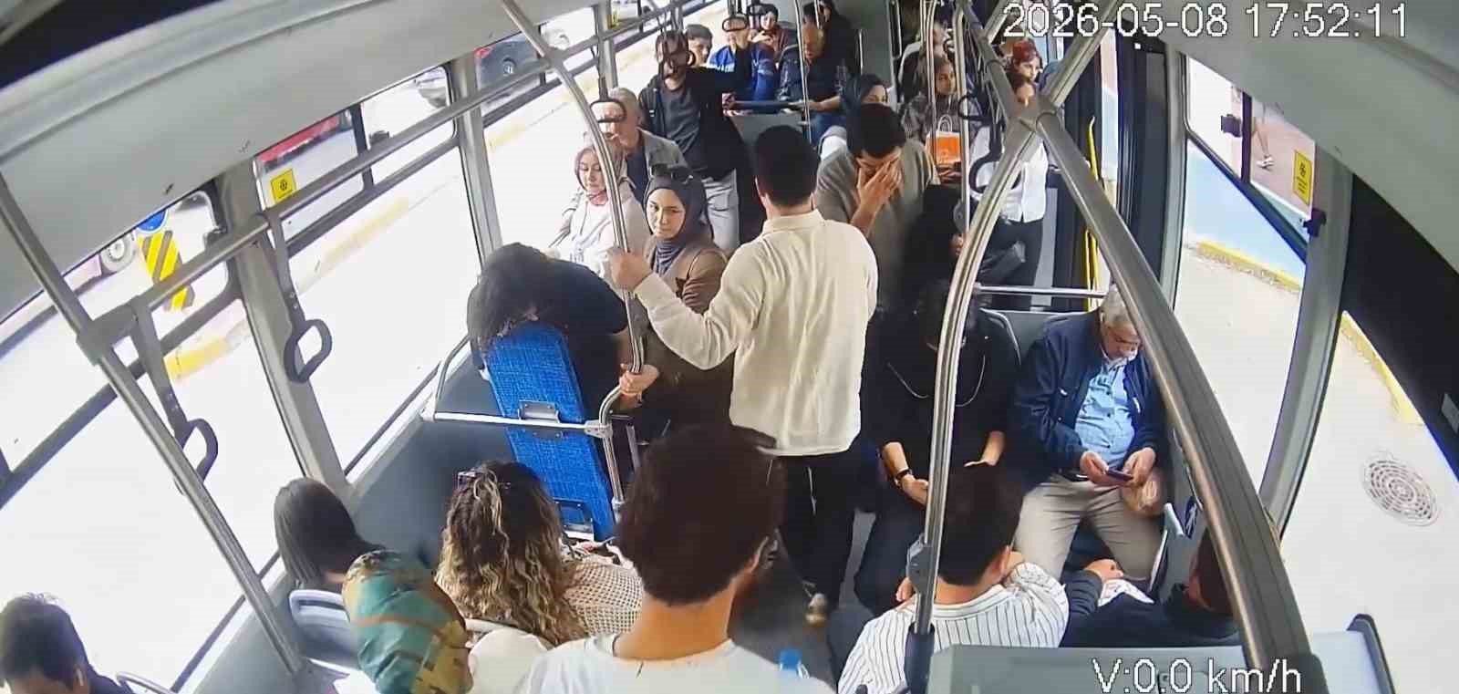 sofor surdu saglik calisani mudahale etti otobusteki panik anlari kamerada 0 GDhvfu2z
