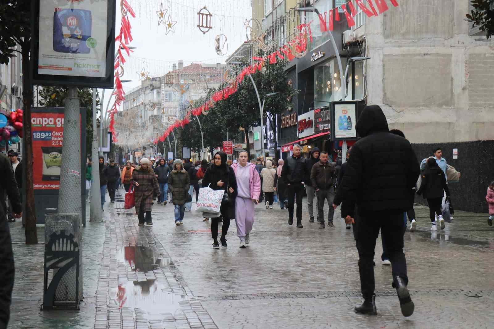 soguk hava ve yagmur bayram alisverisine engel olamadi 0 Cz4ABK29