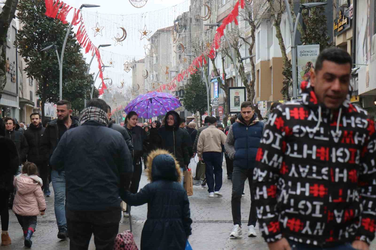 soguk hava ve yagmur bayram alisverisine engel olamadi 1 dtHleiBD