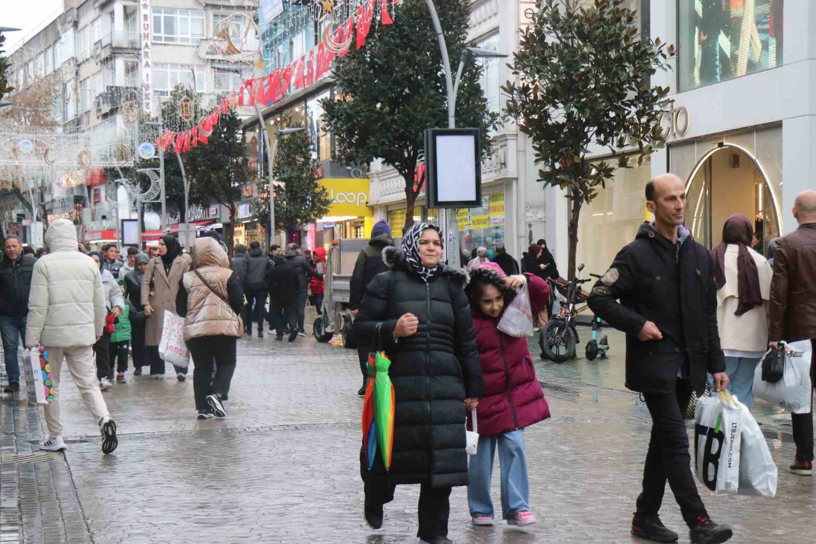 soguk hava ve yagmur bayram alisverisine engel olamadi 3 d6GY2GVV
