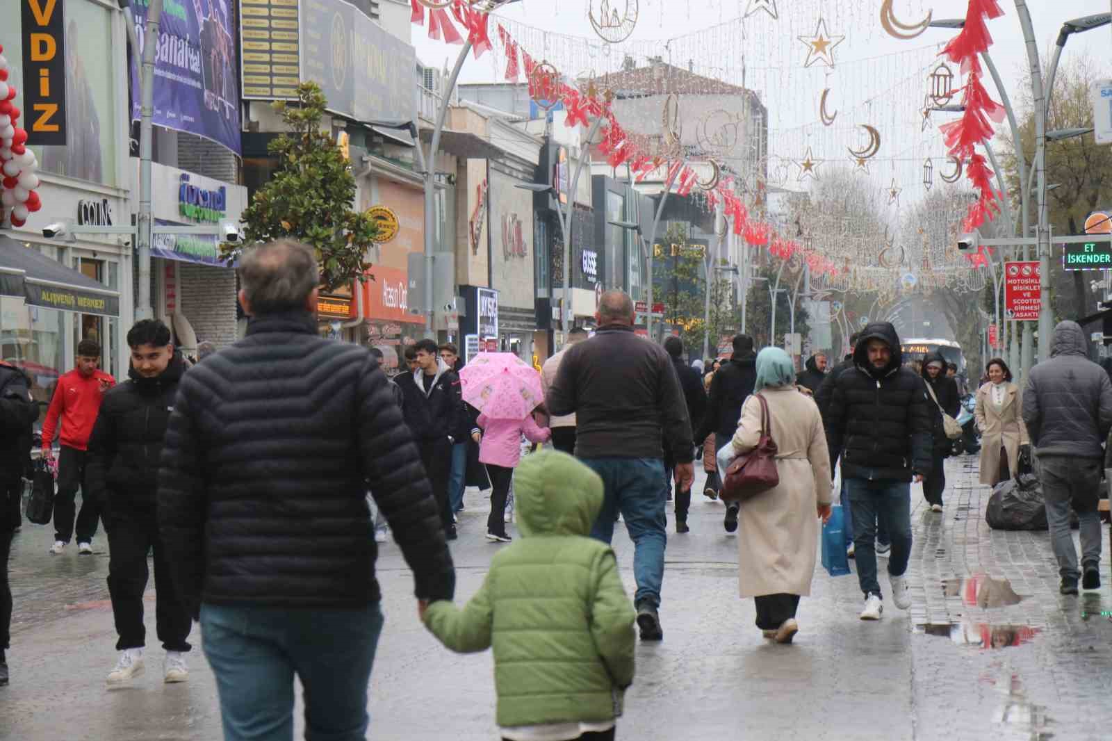 soguk hava ve yagmur bayram alisverisine engel olamadi 4