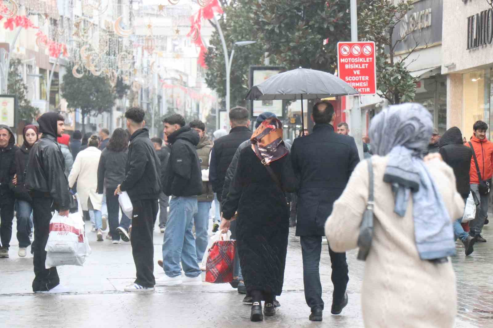 soguk hava ve yagmur bayram alisverisine engel olamadi 5 2dk7rsGY