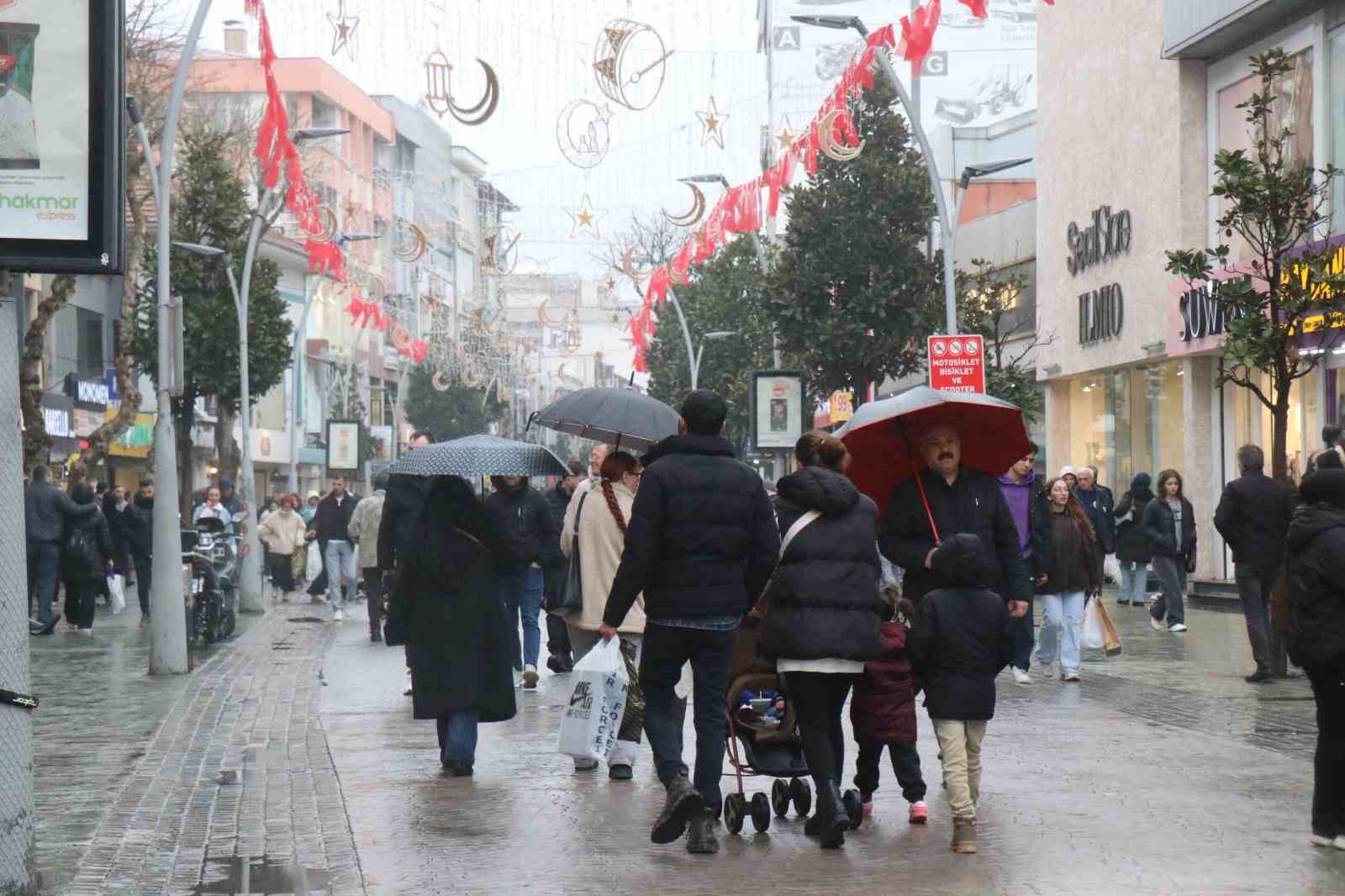 soguk hava ve yagmur bayram alisverisine engel olamadi 7 WH72sRTb