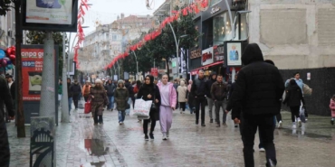 soguk-hava-ve-yagmur-bayram-alisverisine-engel-olamadi-DdBCQpwK.jpg