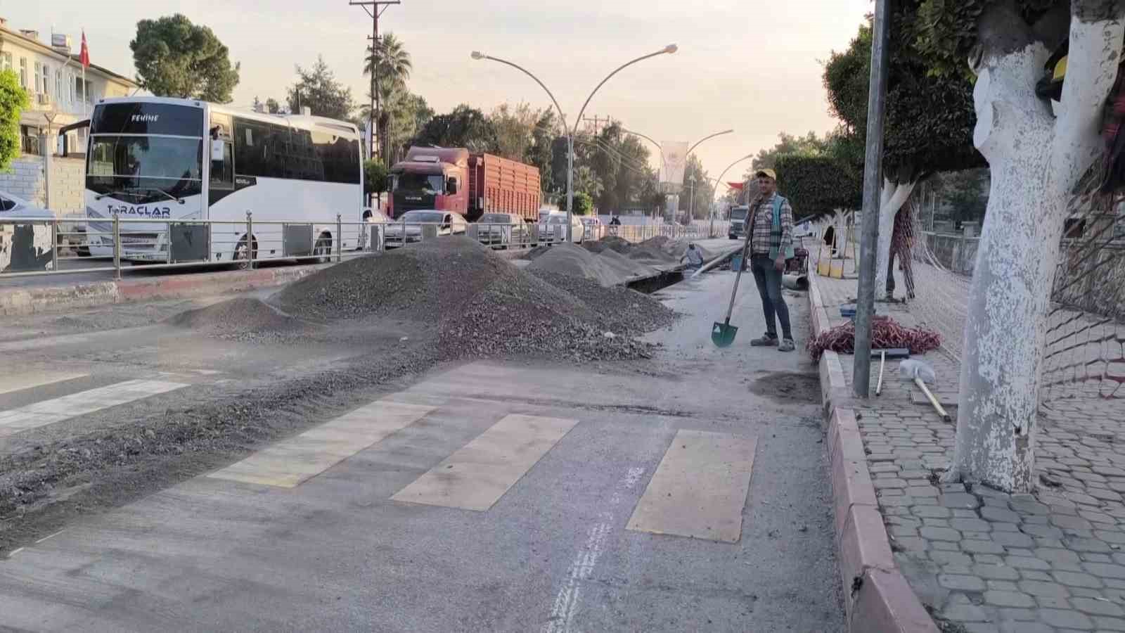 soguk havada isinmak icin kurekle halay ceken isciler ilgi odagi oldu 0 wHUvzYqq