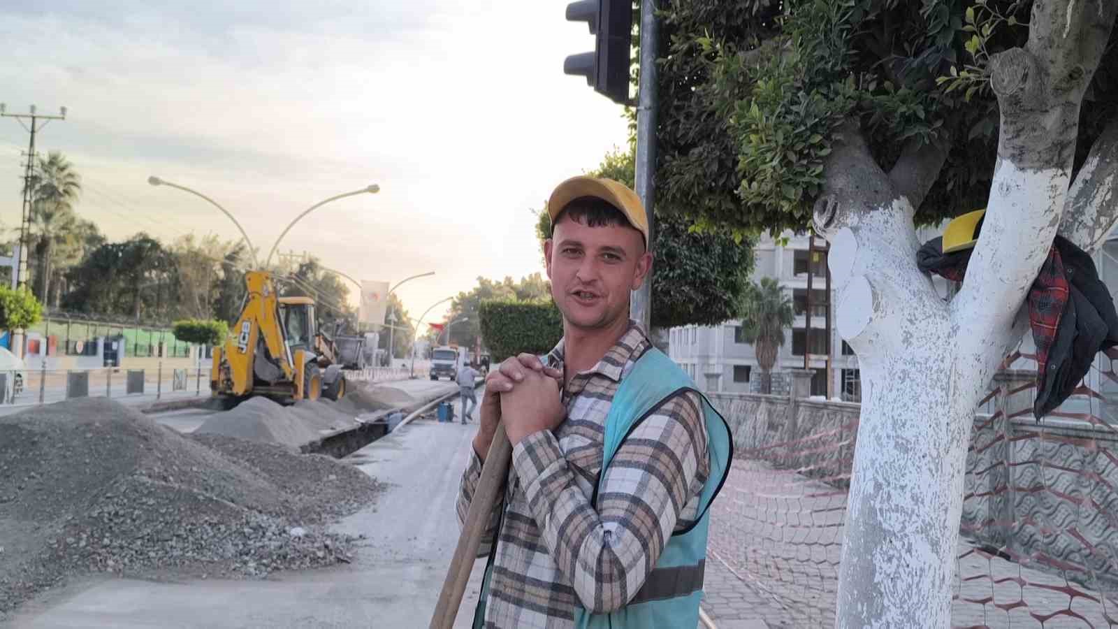 soguk havada isinmak icin kurekle halay ceken isciler ilgi odagi oldu 1 jglGK96g