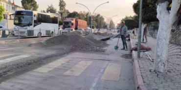 soguk-havada-isinmak-icin-kurekle-halay-ceken-isciler-ilgi-odagi-oldu-8aCNg59Q.jpg