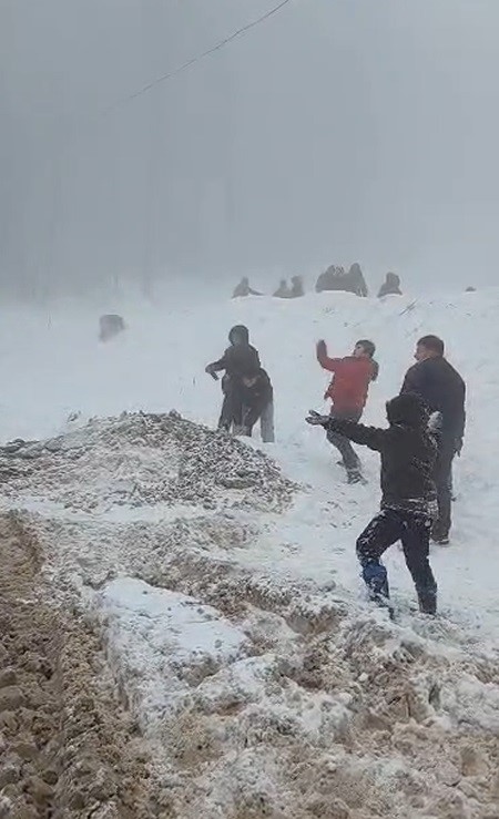 soguk havada sicak goruntuler jandarma cocuklarla kar topu savasi yapti 2 4MWPjCMF