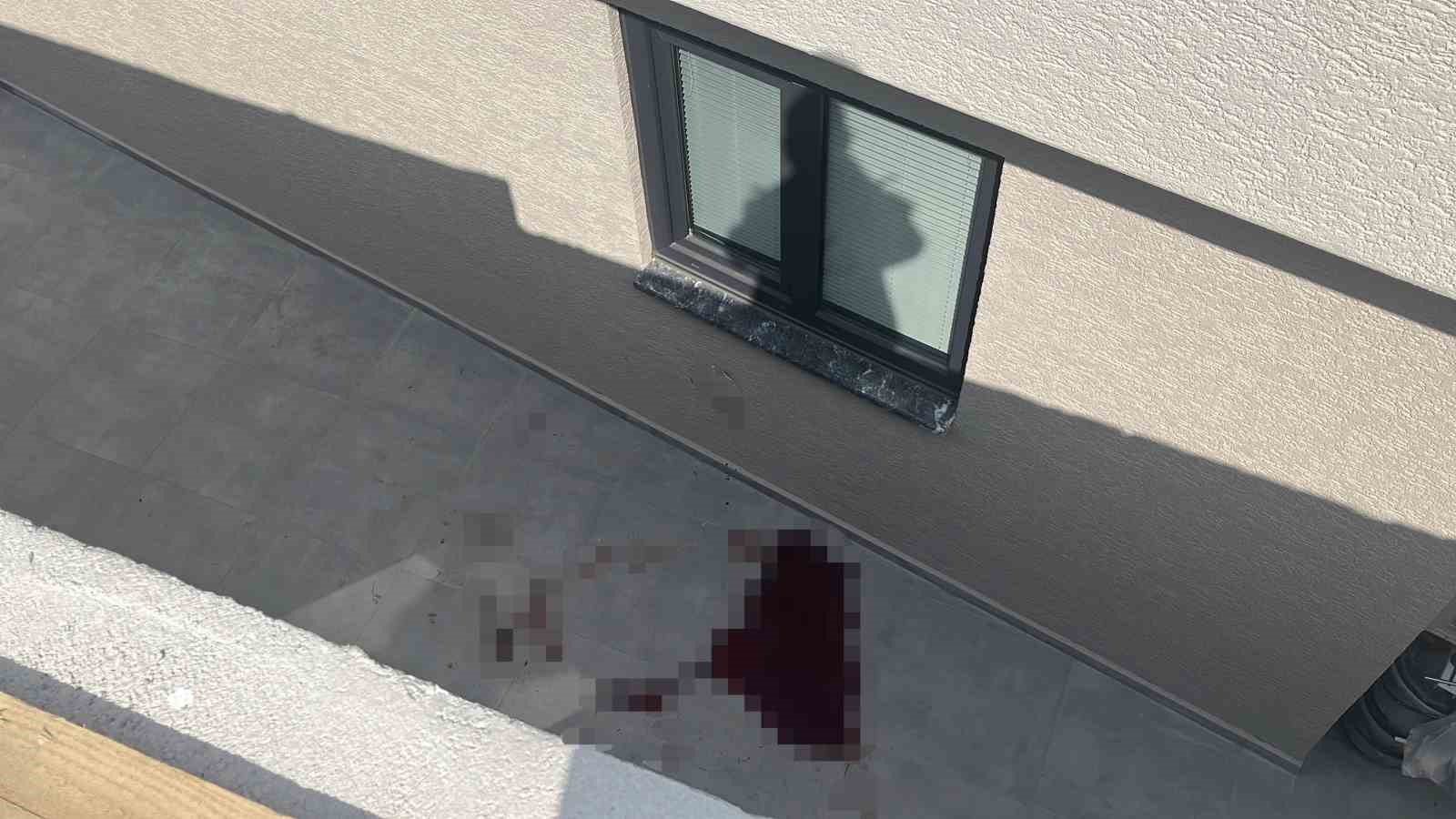 sohbet ederken 4 metre yukseklikten beton zemine dustu 1 uUVcHz35