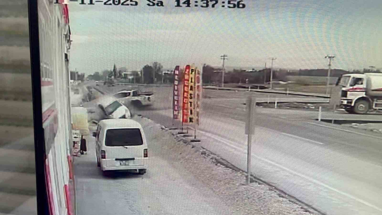 Sokağa dönmek isteyen otomobile arazi aracı çarptı, kaza anı kameraya yansıdı 5 sokaga donmek isteyen otomobile arazi araci carpti kaza ani kameraya yansidi 1 LQfzblt1