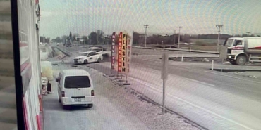 sokaga-donmek-isteyen-otomobile-arazi-araci-carpti-kaza-ani-kameraya-yansidi-S7J1cUsW.jpg