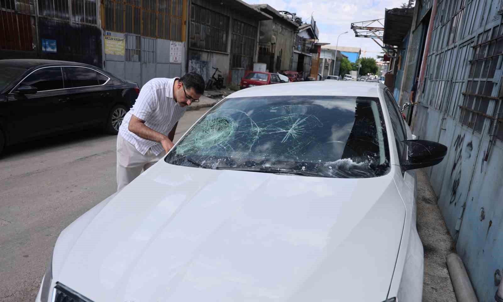 sokaga park ettigi milyonluk otomobilini komsusu parcaladi 2 2Epwj3aT