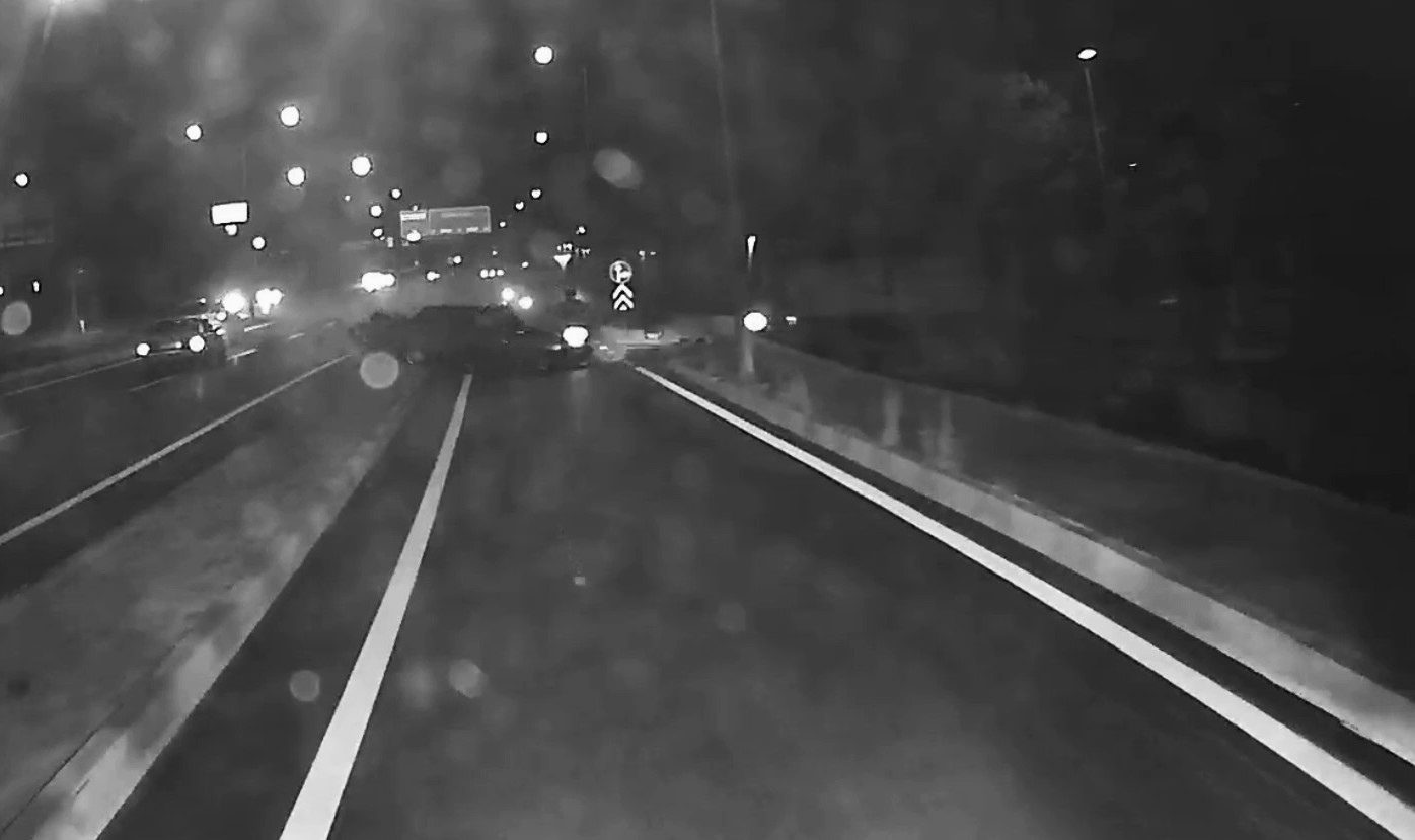sokak hayvanina carpmamak icin karsi seride gecip panelvan minibus ve motosiklete carpti 1 yarali 68hw7VWA