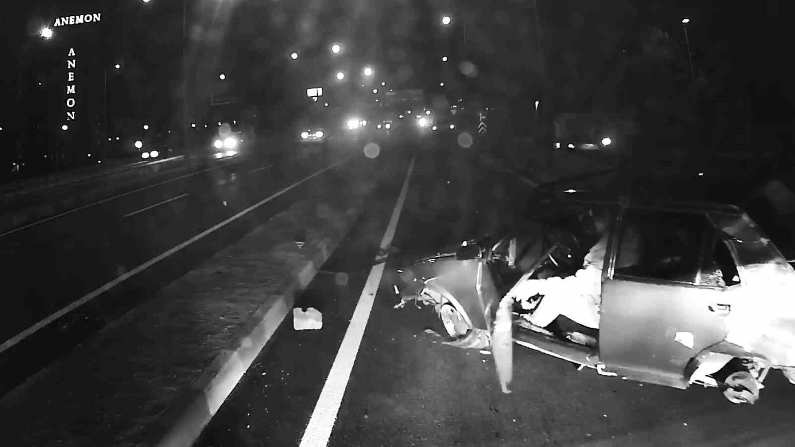 sokak hayvanina carpmamak icin karsi seride gecip panelvan minibus ve motosiklete carpti 1 yarali C6TiM91v