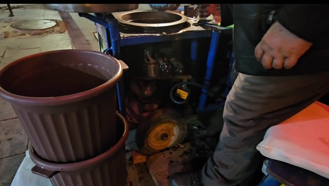 sokak kedisine usumesin diye kestane kazaninin yaninda bakiyor 1 g5SqyXwn