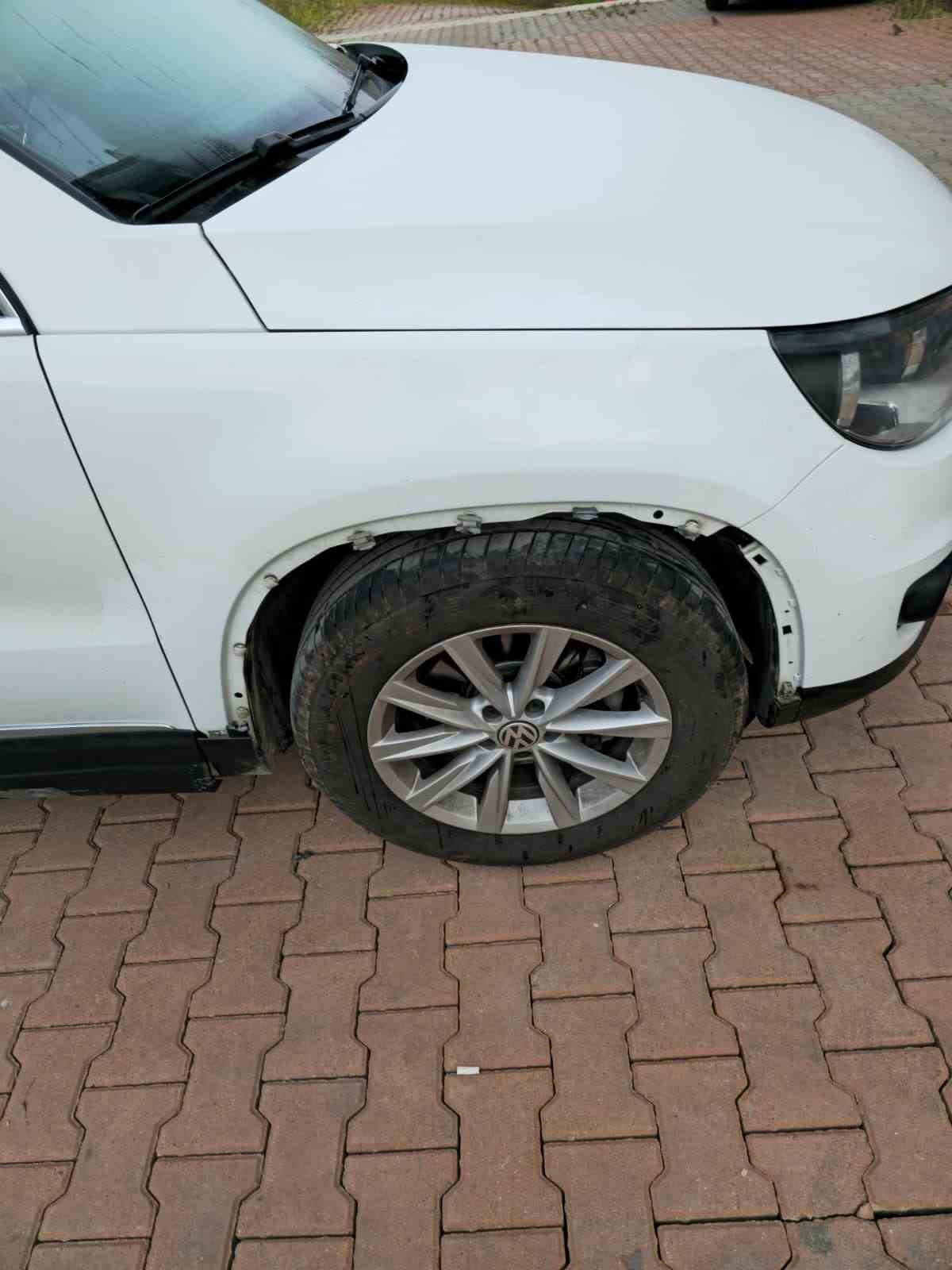 sokak kopekleri park halindeki araci parcaladi o anlar kamerada 2 SHvKcXlB