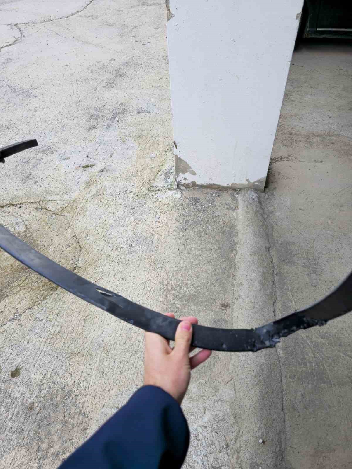 sokak kopekleri park halindeki araci parcaladi o anlar kamerada 4 uZe8DDIR