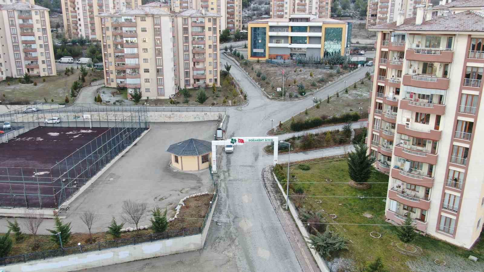 sokak kopeklerinin saldirisina ugrayan kadini vatandaslar kurtardi o anlar kamerada 4 Z18yuQs6