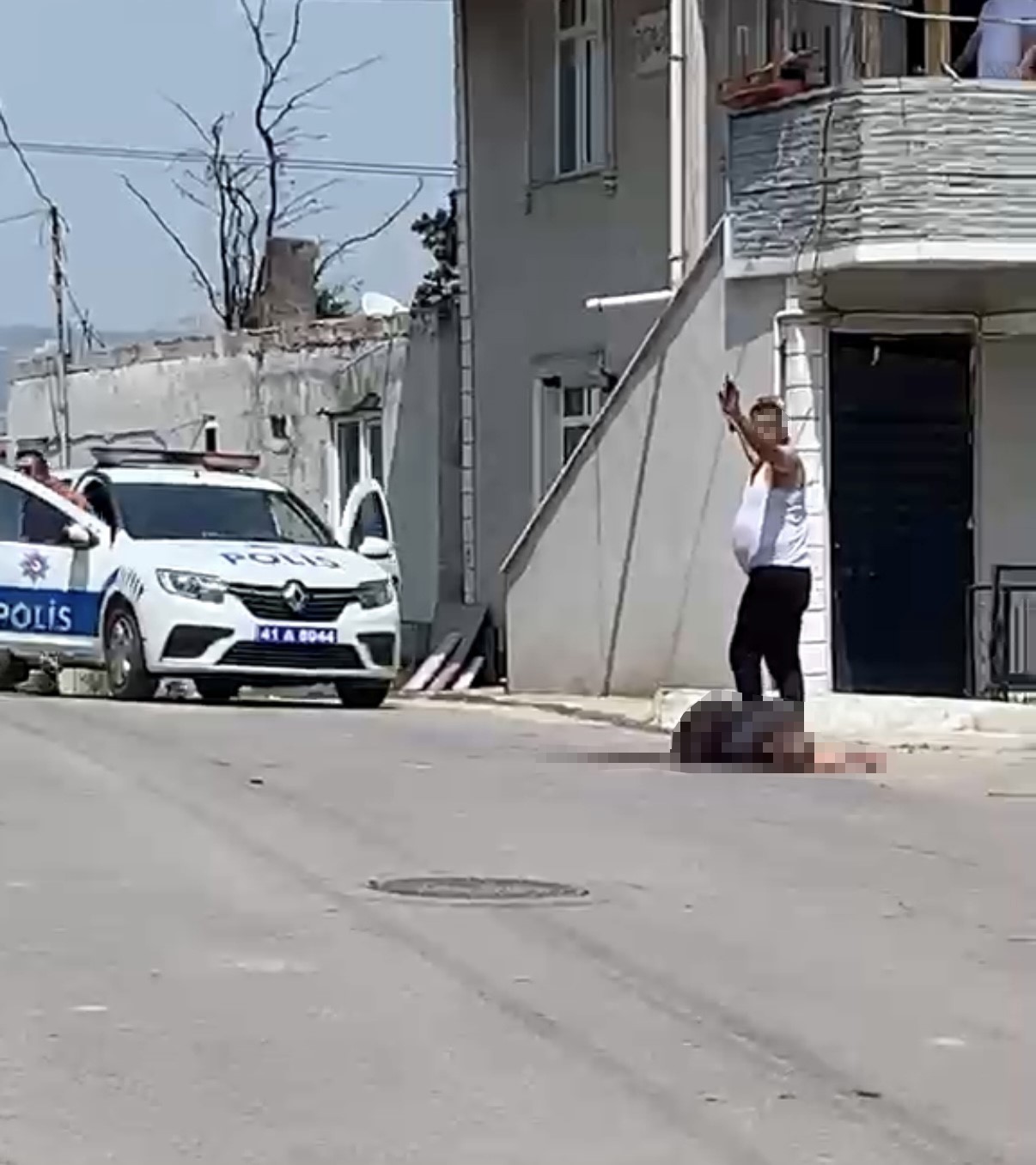 sokak ortasinda esini olduren koca cocugumla goz goze gelince durdum 3 1NS22PPc