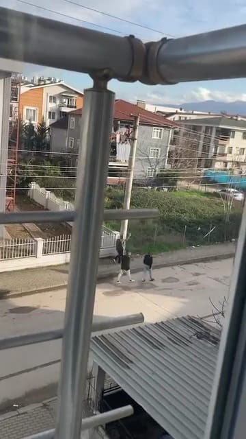 Sokak ortasında havaya ateş eden çocuk kamerada 5 sokak ortasinda havaya ates eden cocuk kamerada 1 zjqbjSjj