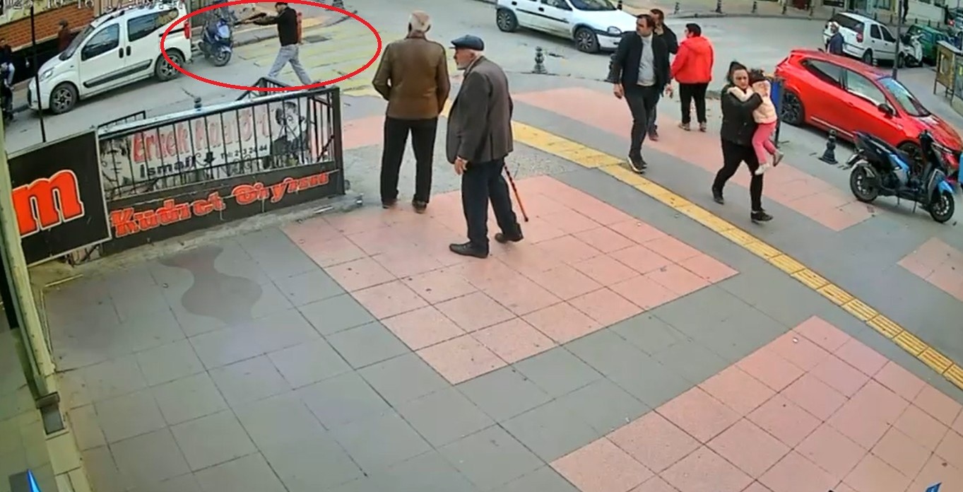 sokak ortasinda husumetlisine tekraren ates etti 0