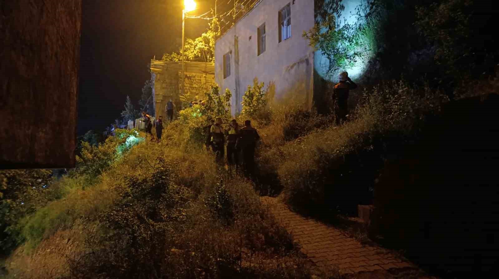 sokak ortasinda rastgele ates acti 1i kadin 2 kisi yaralandi 0 ZkgVByMg