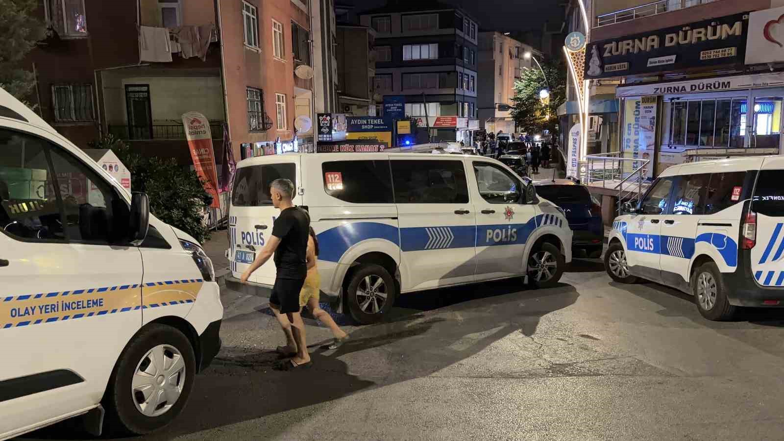 Sokak ortasında silahlı kavga: 1’i yoldan geçen vatandaş olmak üzere 3 kişi yaralandı 5 sokak ortasinda silahli kavga 1i yoldan gecen vatandas olmak uzere 3 kisi yaralandi 1 5F3AqrZ4