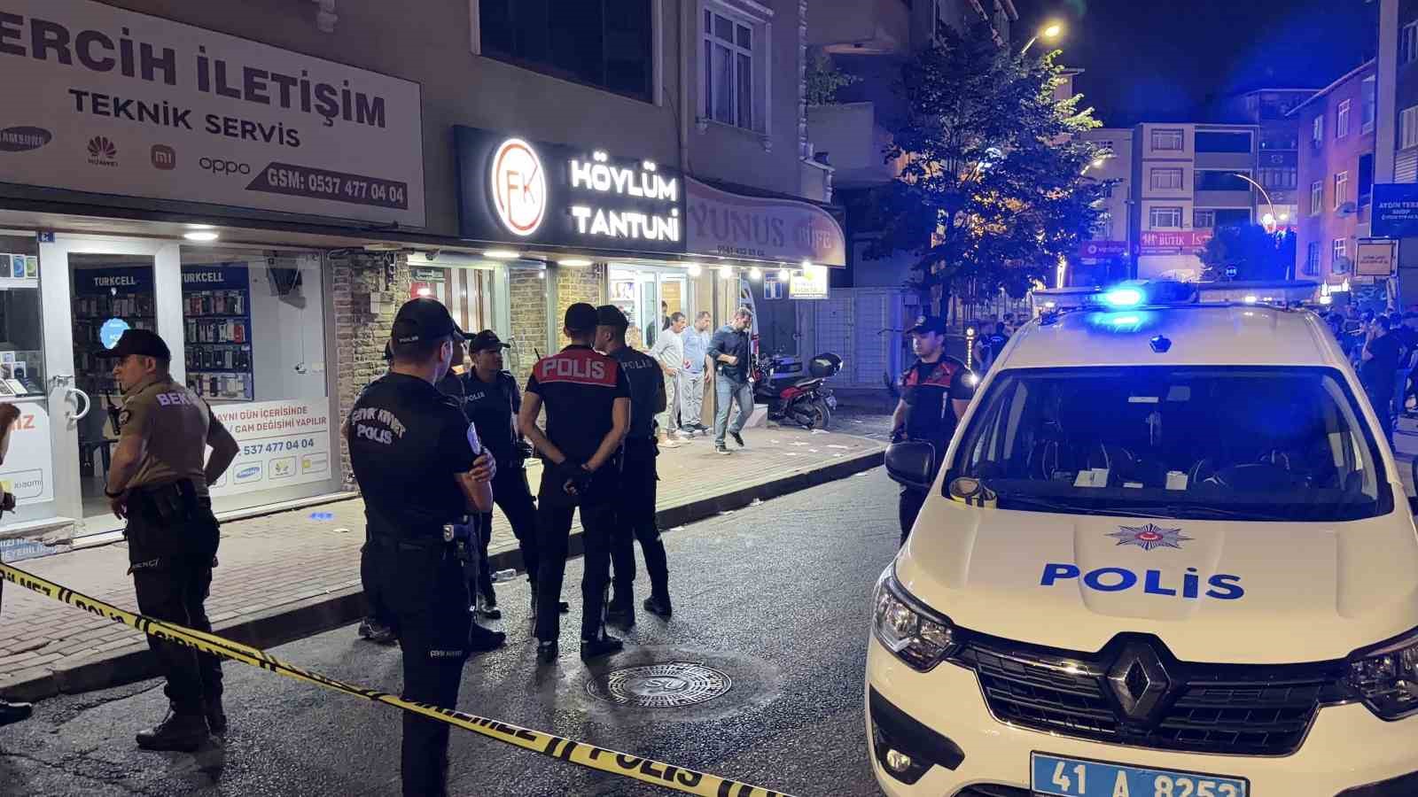 Sokak ortasında silahlı kavga: 1’i yoldan geçen vatandaş olmak üzere 3 kişi yaralandı 8 sokak ortasinda silahli kavga 1i yoldan gecen vatandas olmak uzere 3 kisi yaralandi 4 W6nM4Sgd