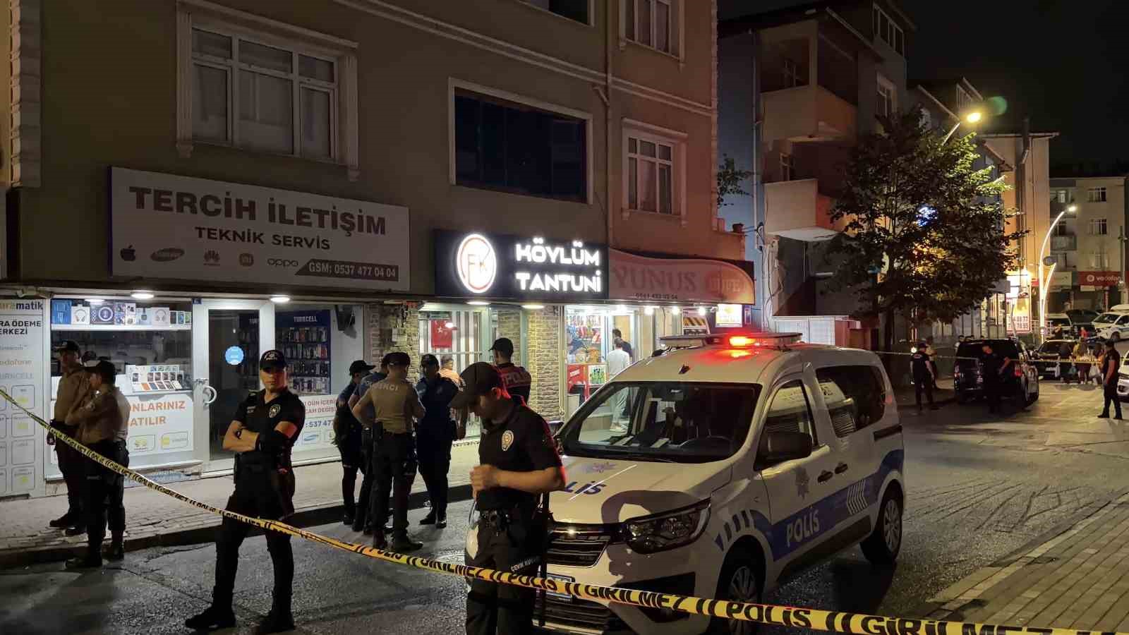 Sokak ortasında silahlı kavga: 1’i yoldan geçen vatandaş olmak üzere 3 kişi yaralandı 9 sokak ortasinda silahli kavga 1i yoldan gecen vatandas olmak uzere 3 kisi yaralandi 5 HhQa9NAs