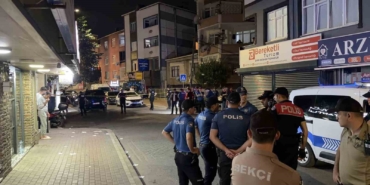 sokak-ortasinda-silahli-kavga-1i-yoldan-gecen-vatandas-olmak-uzere-3-kisi-yaralandi-XLDuUQMj.jpg