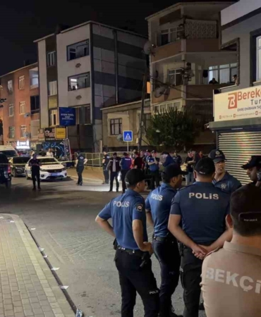 sokak-ortasinda-silahli-kavga-1i-yoldan-gecen-vatandas-olmak-uzere-3-kisi-yaralandi-XLDuUQMj.jpg