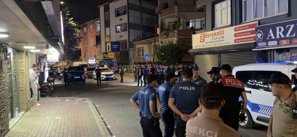 sokak-ortasinda-silahli-kavga-1i-yoldan-gecen-vatandas-olmak-uzere-3-kisi-yaralandi-XLDuUQMj.jpg