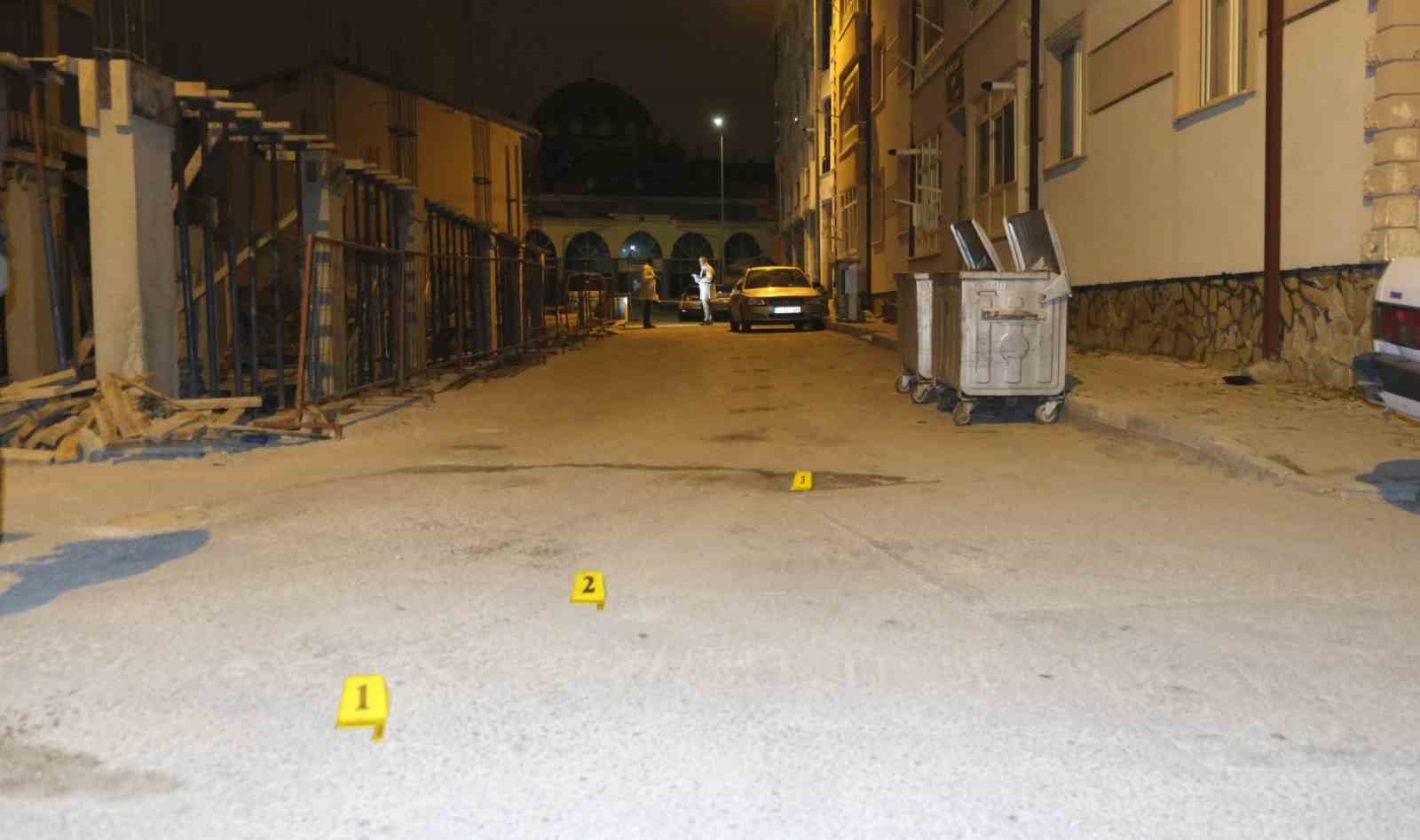 sokak ortasinda tufekle rastgele ates acildi sacmalar bir aracla apartmanin kapisina isabet etti 0 GJw241HS