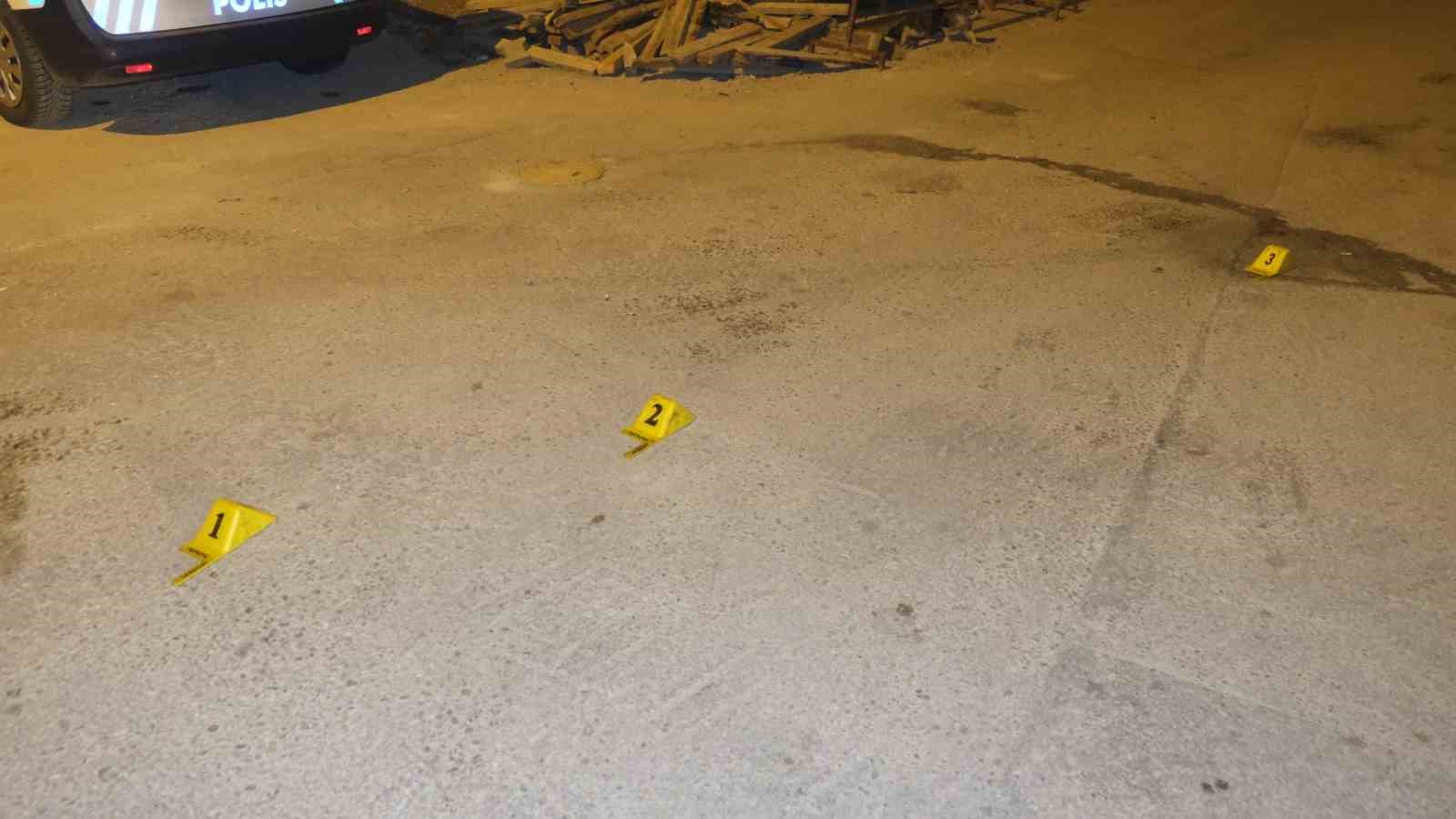 sokak ortasinda tufekle rastgele ates acildi sacmalar bir aracla apartmanin kapisina isabet etti 1 HW7NdkXG