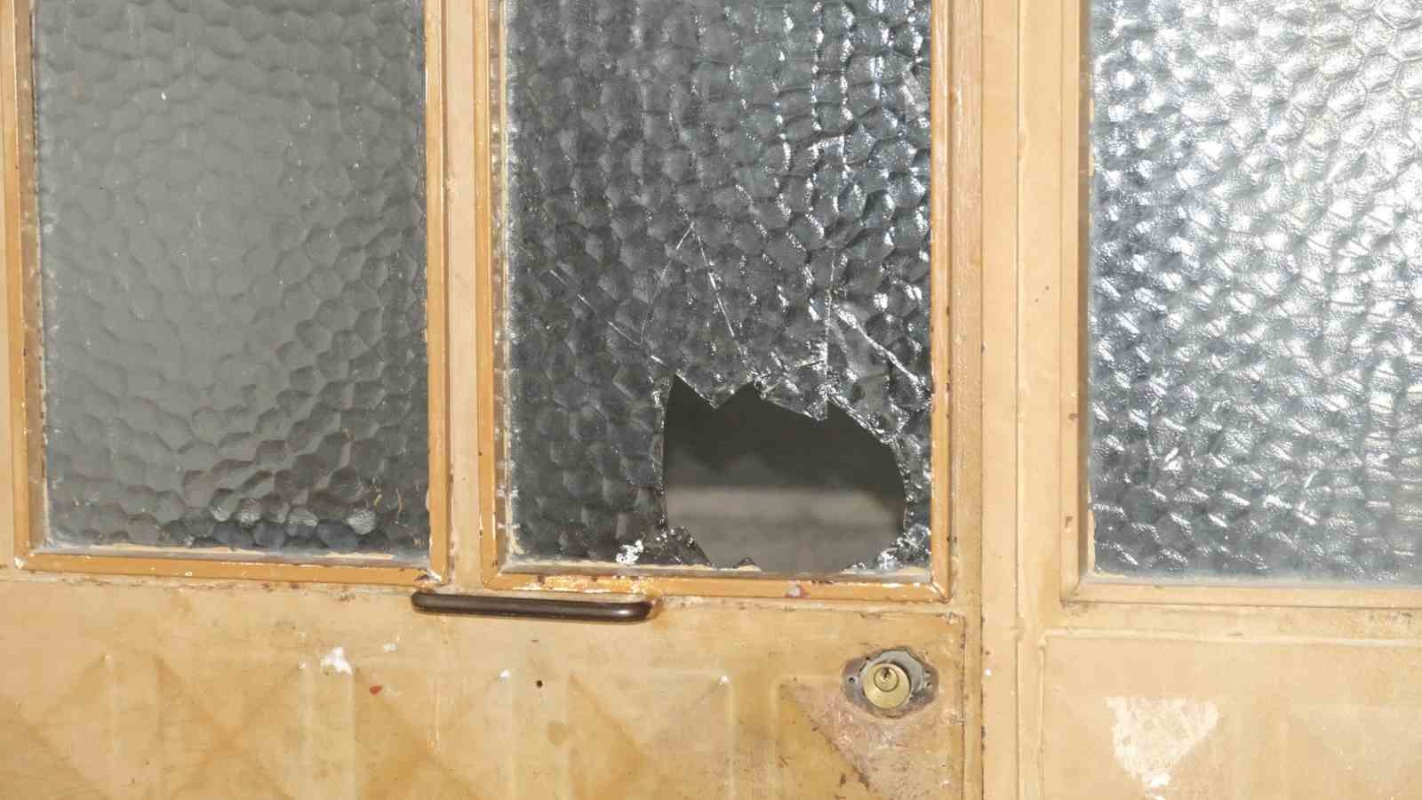 sokak ortasinda tufekle rastgele ates acildi sacmalar bir aracla apartmanin kapisina isabet etti 2 w3dlFbft