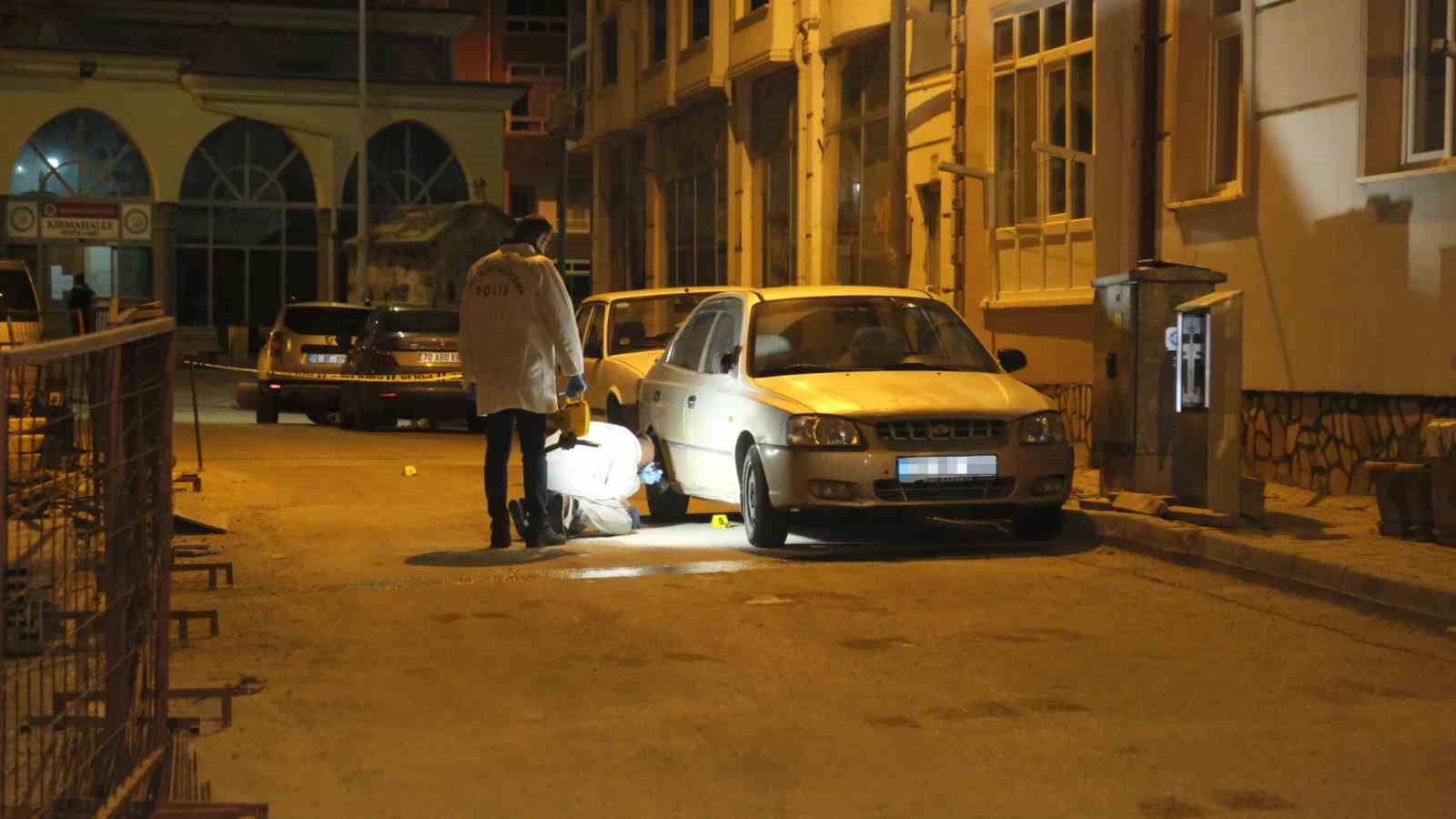 sokak ortasinda tufekle rastgele ates acildi sacmalar bir aracla apartmanin kapisina isabet etti 3 krvI89XL