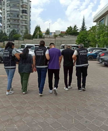 sokak-saticilarina-buyuk-darbe-binlerce-uyusturucu-hap-ele-gecirildi-7YFazWg4.jpg