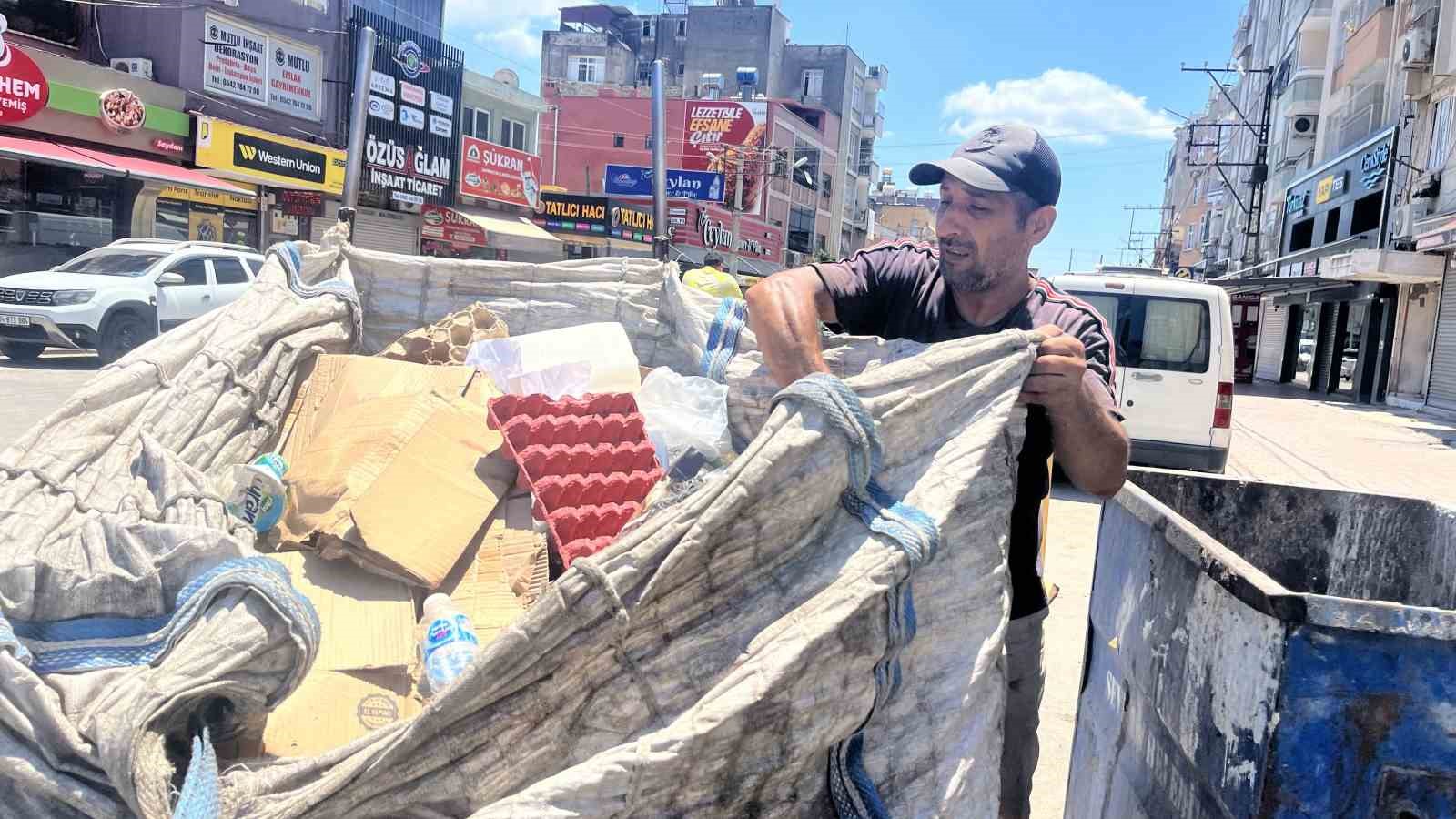 Sokaklarda kağıt toplayarak okuttuğu kızı, üniversiteyi birincilikle bitirdi 5 sokaklarda kagit toplayarak okuttugu kizi universiteyi birincilikle bitirdi 1 3a1rCBbG