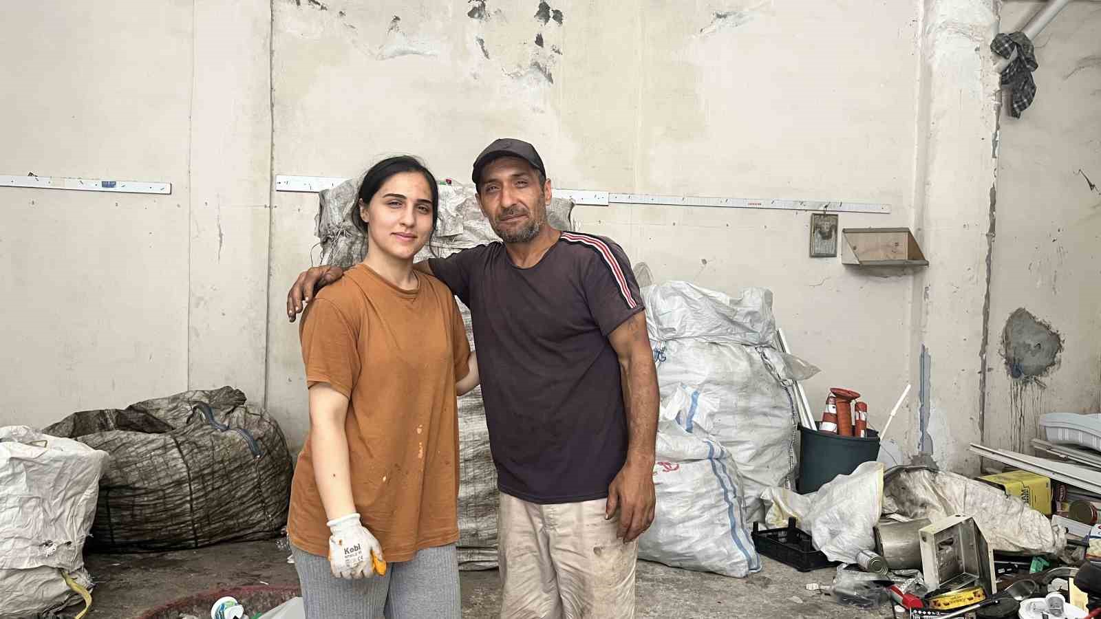 Sokaklarda kağıt toplayarak okuttuğu kızı, üniversiteyi birincilikle bitirdi 6 sokaklarda kagit toplayarak okuttugu kizi universiteyi birincilikle bitirdi 2 X82SWMRY