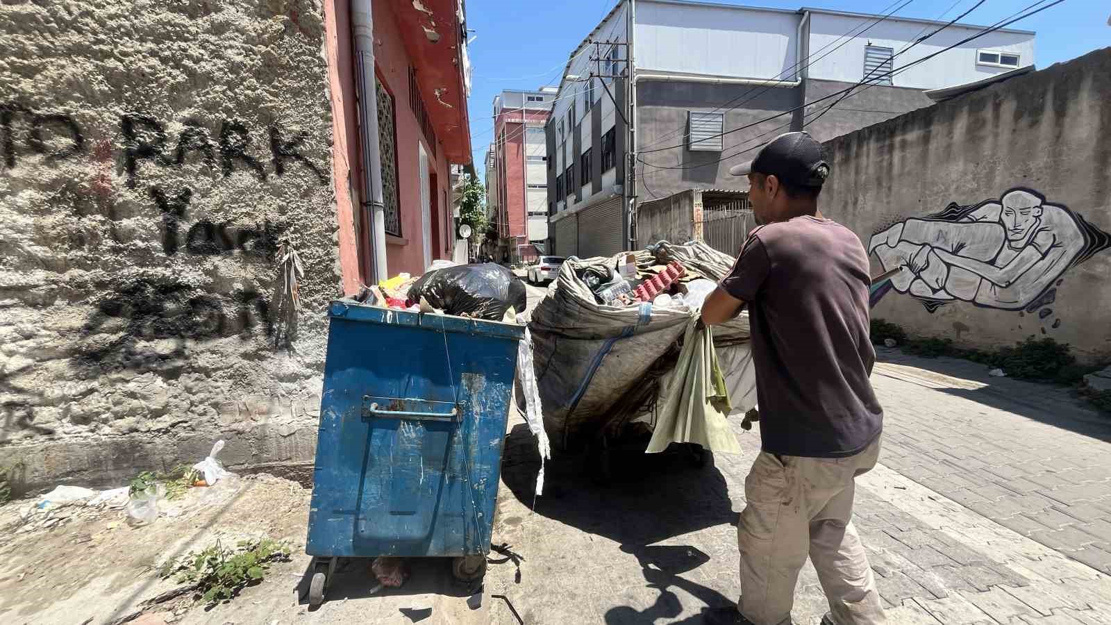 Sokaklarda kağıt toplayarak okuttuğu kızı, üniversiteyi birincilikle bitirdi 7 sokaklarda kagit toplayarak okuttugu kizi universiteyi birincilikle bitirdi 3 zFzP6LGj