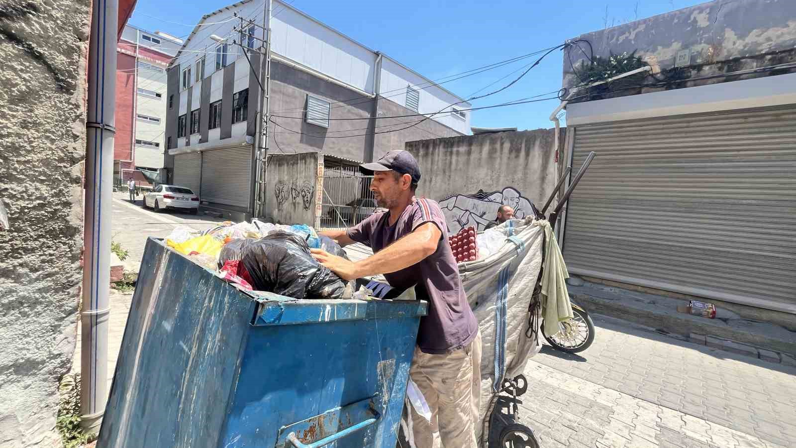 Sokaklarda kağıt toplayarak okuttuğu kızı, üniversiteyi birincilikle bitirdi 8 sokaklarda kagit toplayarak okuttugu kizi universiteyi birincilikle bitirdi 4 tbLpjTdM