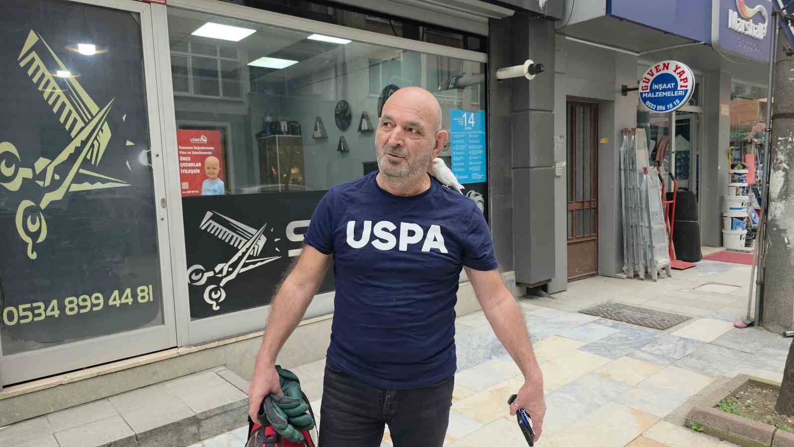 sokaklarda omzundaki kusuyla geziyor 1 3za5Dybt