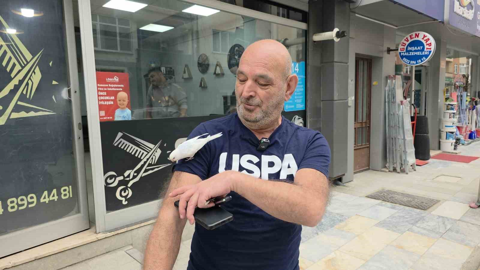 sokaklarda omzundaki kusuyla geziyor 3 Cw92W33J