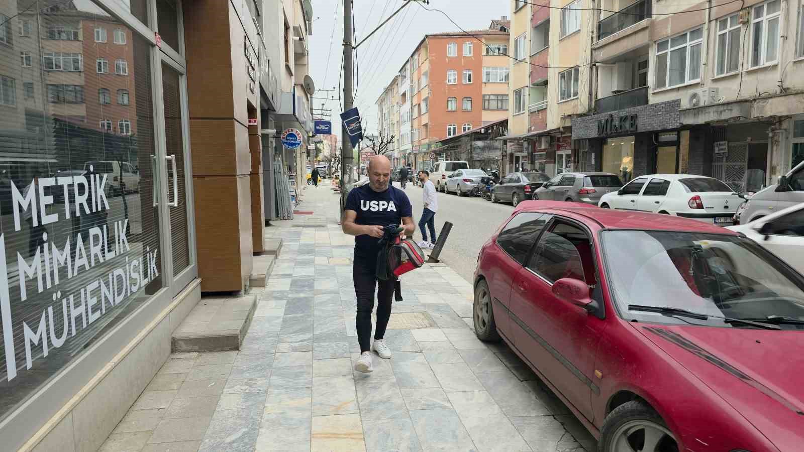 sokaklarda omzundaki kusuyla geziyor 4 YdeR3W5T