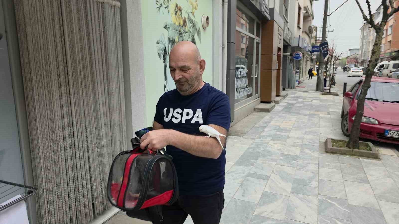 sokaklarda omzundaki kusuyla geziyor 5 mzQnwP3S