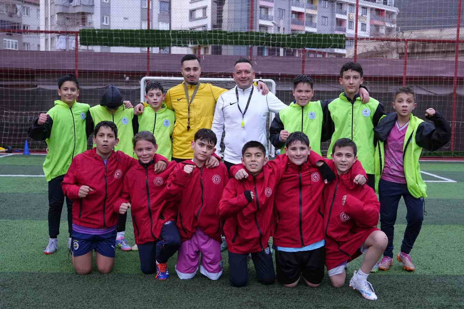 Sokaklardan sahalara uzanan başarı hikayesi: Memurluğu bırakıp hayalindeki kulübü kurdu 5 sokaklardan sahalara uzanan basari hikayesi memurlugu birakip hayalindeki kulubu kurdu 1 LTwII5qF